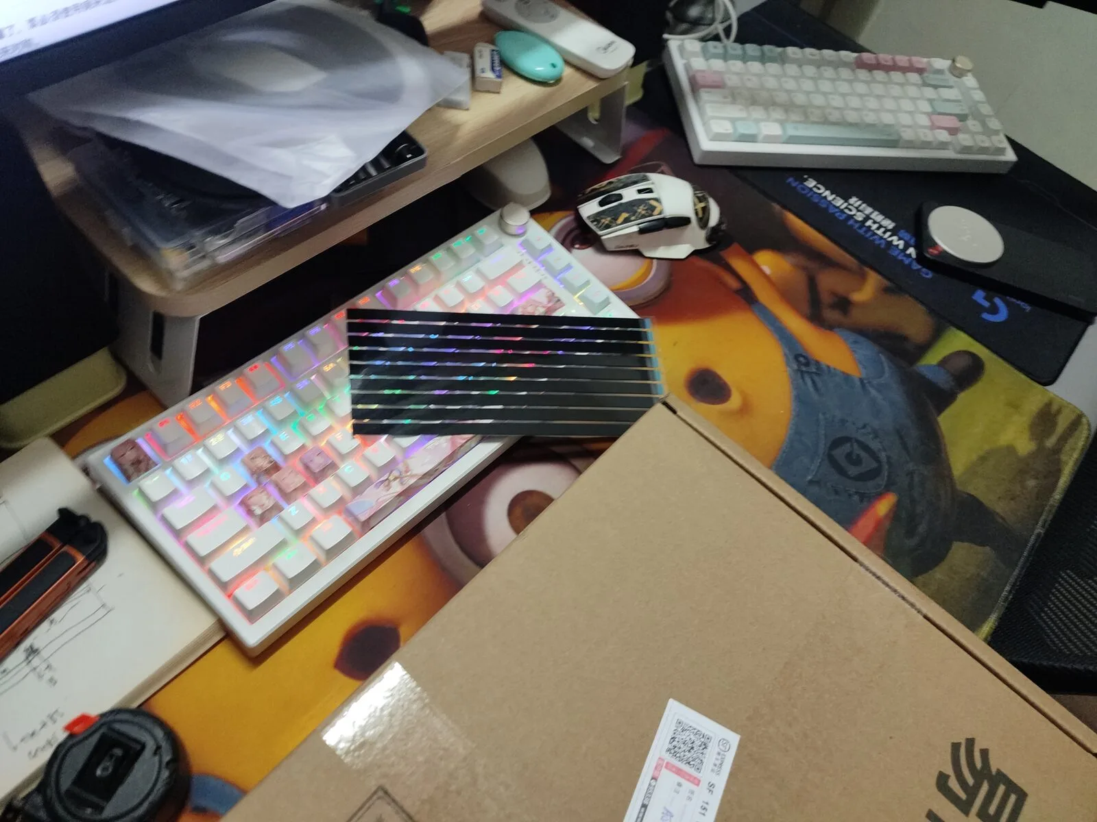 淘宝买来的屏幕到了,包裹堆在桌上