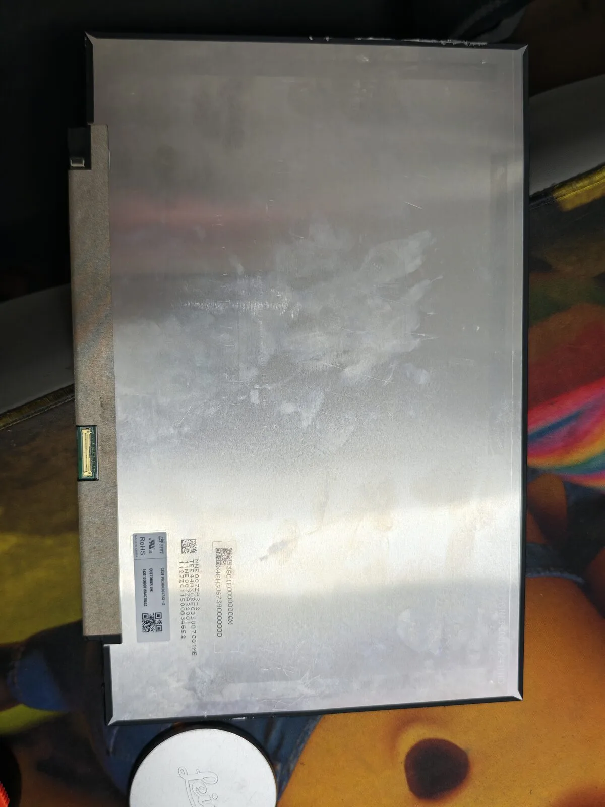屏幕背面的规格标签,这是买屏时唯一能对得上号的凭据